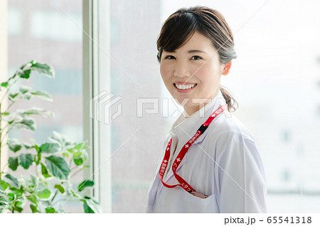 医療施設  女性  白衣 65541318