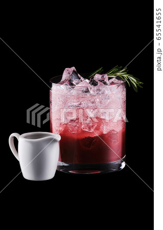 Espresso tonic with cherry juice 65541655