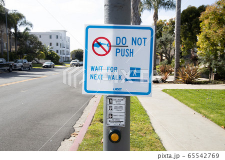 アメリカで新型コロナの影響で信号機のボタンに触るなのサイン アメリカで新型コロナの影響で信号機のボタンに触るなのサイン 65542769