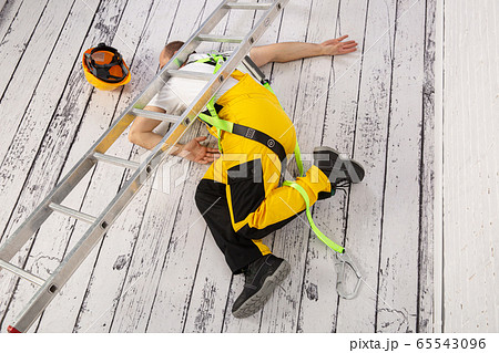 Construction accident - no health and safety regulations. 65543096