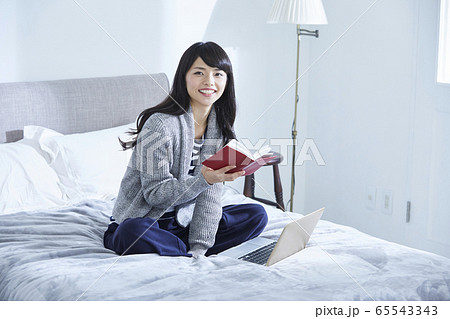 若い女性 65543343