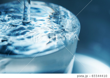 グラスから溢れる水の写真素材