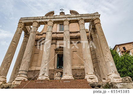 世界遺産　フォロ・ロマーノ　アントニヌス・ピウスとファウスティナ神殿　ローマ 65545385