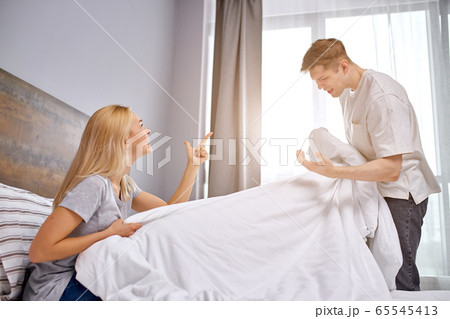 dissatisfied with family life, husband and wife quarrel in bed dissatisfied with family life, husband and wife quarrel in bed 65545413