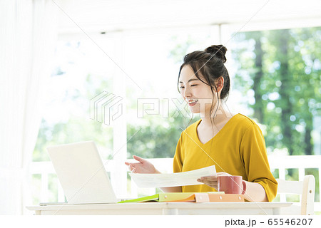 若い女性 テレワーク リモートワーク オンライン会議 若い女性 テレワーク リモートワーク オンライン会議 65546207
