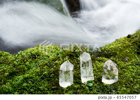 沢をバックに苔の上の水晶の結晶 沢をバックに苔の上の水晶の結晶 65547057