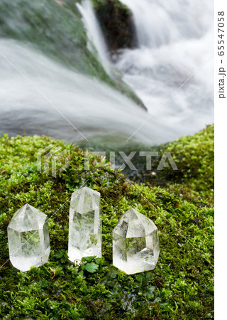 沢をバックに苔の上の水晶の結晶 沢をバックに苔の上の水晶の結晶 65547058