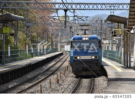 北杜市長坂町、午前11時16分JR長坂駅下り線を通過するEH200形貨物列車 北杜市長坂町、午前11時16分JR長坂駅下り線を通過するEH200形貨物列車 65547205