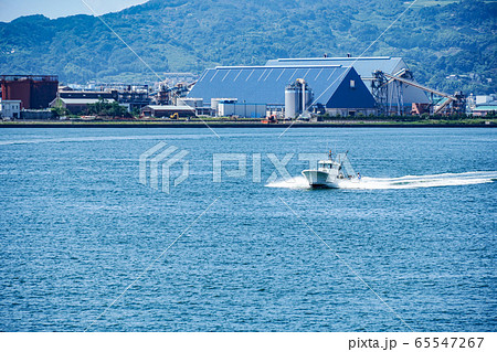駿河湾 清水港を走る漁船 駿河湾 清水港を走る漁船 65547267