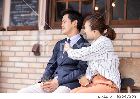 喧嘩するアジア人の男女のビジネスパーソン 65547508
