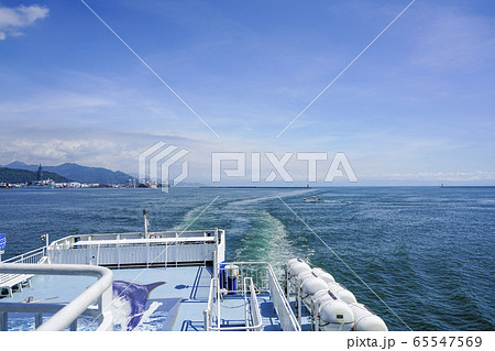 清水港へ入港する駿河湾フェリーより、後方を望む 65547569