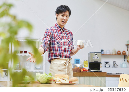 料理をする若い男性 65547630