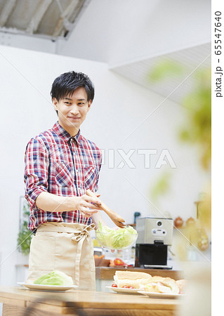 料理をする若い男性 65547640
