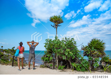 メキシコ　トゥルムの遺跡　神殿　エルカスティージョからカリブ海を眺める人 65548594