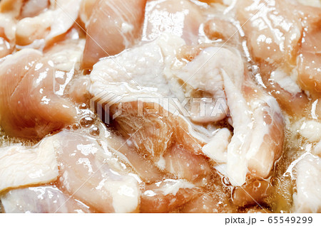 鶏モモ肉の下拵え アップ 鶏モモ肉の下拵え アップ 65549299