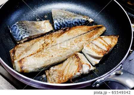 鯖の塩焼き(調理中) 鯖の塩焼き(調理中) 65549342