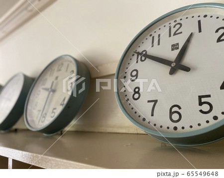 小学校の掛け時計お昼休みを指す時計の写真素材