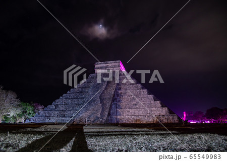 メキシコ　チチェン・イッツァの遺跡　ライトアップ　夜のショー 65549983