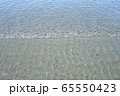 ビーチの透き通った海の水① 65550423