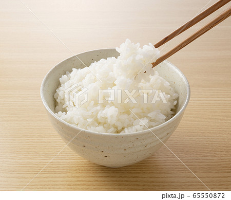 炊き立てのご飯を箸ですくう 炊き立てのご飯を箸ですくう 65550872