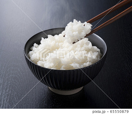 炊き立てのご飯を箸ですくう 65550879