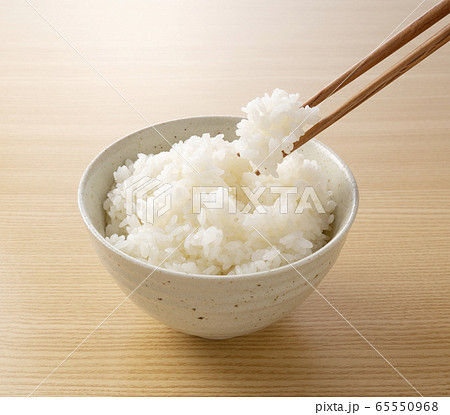 炊き立てのご飯を箸ですくう 65550968