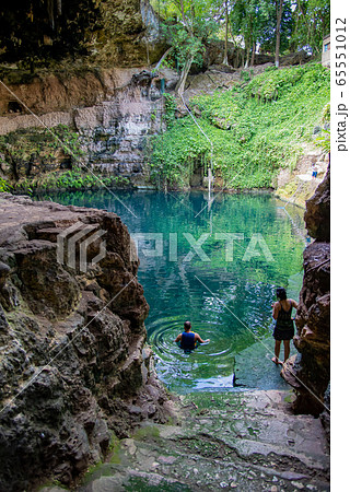 メキシコ　バジャドリ　 セノーテ・サシで泳ぐ人 65551012