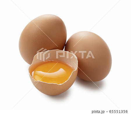 割れた卵と生卵のイメージ 65551356