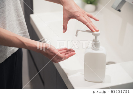 消毒　アルコール　スプレー　手　殺菌 65551731