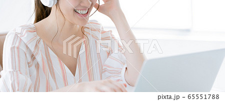 女性　パソコン　ヘッドフォン 65551788