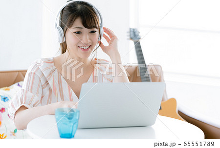 女性　パソコン　ヘッドフォン 65551789