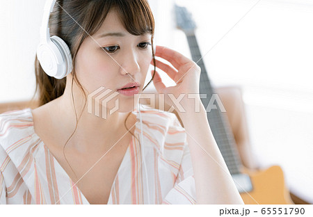 女性　パソコン　ヘッドフォン 65551790