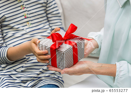 三世代家族 母の日 プレゼント ファミリーイメージ 65553277