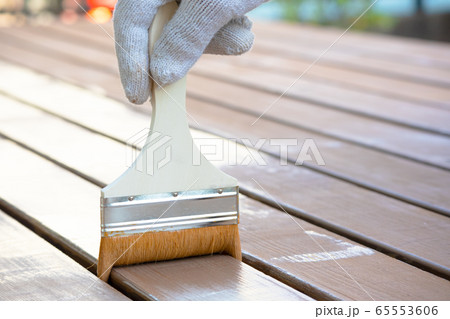 日曜大工　ウッドデッキのペンキ塗り 65553606
