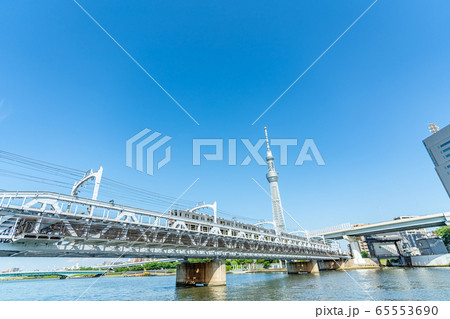 東京の都市風景 すみだリバーウォークと隅田川橋梁の風景 65553690