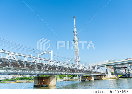 東京の都市風景 すみだリバーウォークと隅田川橋梁の風景 65553693