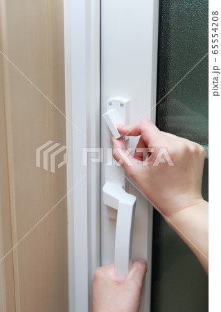 鍵 (カギ かぎ 手 戸締り 施錠 セキュリティ ロック 防犯 安心 安全 住宅 コピースペース) 65554208