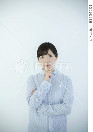 考え事をする若い女性　 65554231
