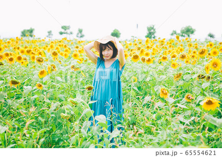 ひまわり畑と女性 65554621