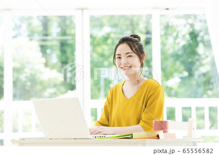若い女性 テレワーク リモートワーク カメラ目線 若い女性 テレワーク リモートワーク カメラ目線 65556582