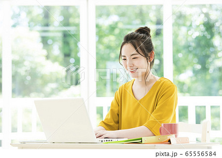 若い女性 テレワーク リモートワーク 若い女性 テレワーク リモートワーク 65556584