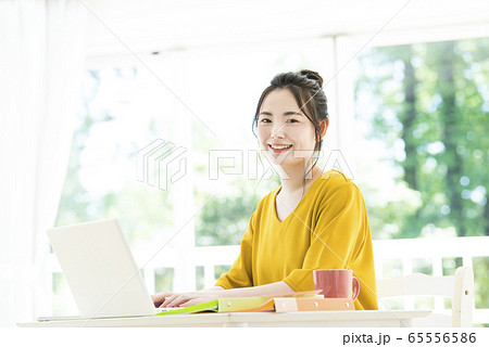 若い女性 テレワーク リモートワーク 若い女性 テレワーク リモートワーク 65556586