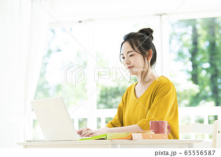 若い女性　テレワーク　リモートワーク 65556587