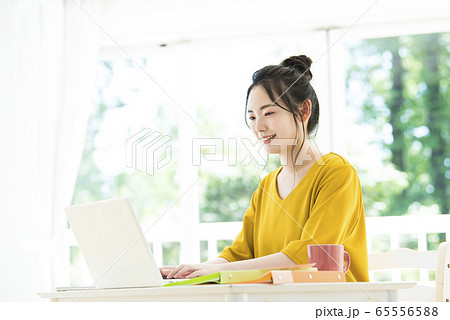 若い女性 テレワーク リモートワーク 若い女性 テレワーク リモートワーク 65556588