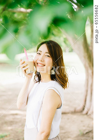 タピオカミルクティーを飲む女性 65556682