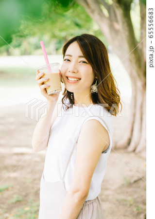 タピオカミルクティーを飲む女性 65556683