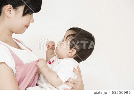お母さんに抱かれ見つめ合う赤ちゃん 65556999