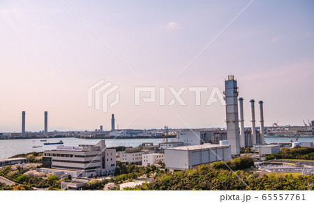 日本の横浜都市景観　扇島パワーステーションなどを望む 65557761