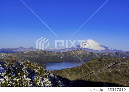 厳冬期の箱根より芦ノ湖と富士山 65557810