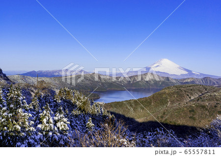 厳冬期の箱根より芦ノ湖と富士山 65557811